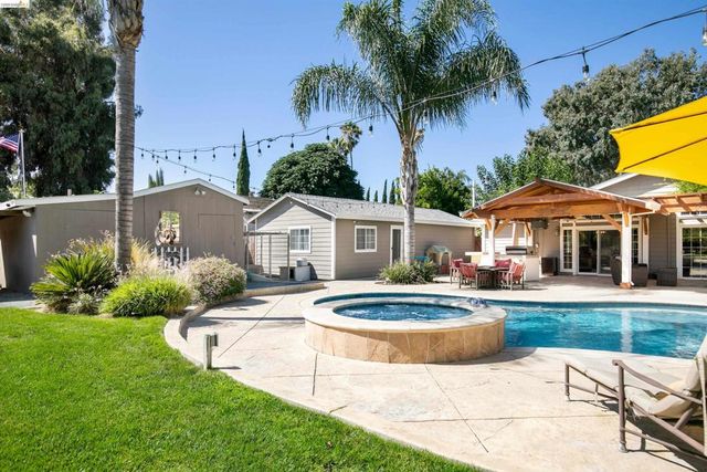 105 W Bolton Rd, Oakley, CA 94561
