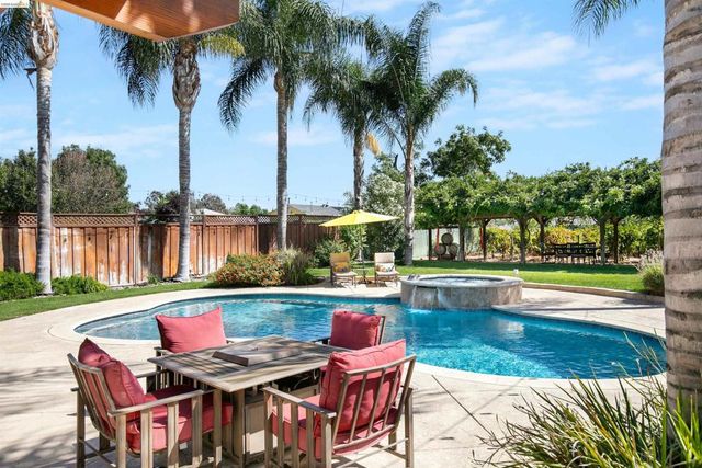105 W Bolton Rd, Oakley, CA 94561