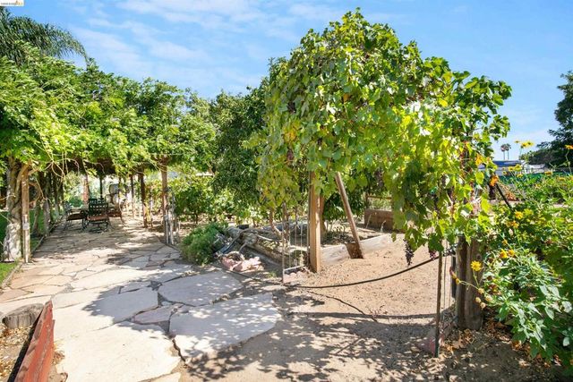 105 W Bolton Rd, Oakley, CA 94561