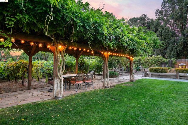 105 W Bolton Rd, Oakley, CA 94561