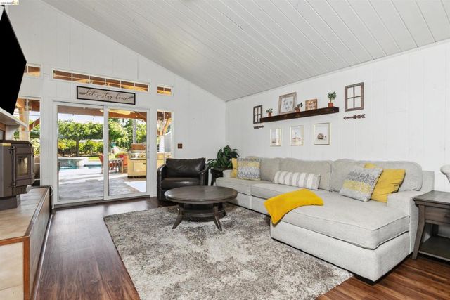 105 W Bolton Rd, Oakley, CA 94561