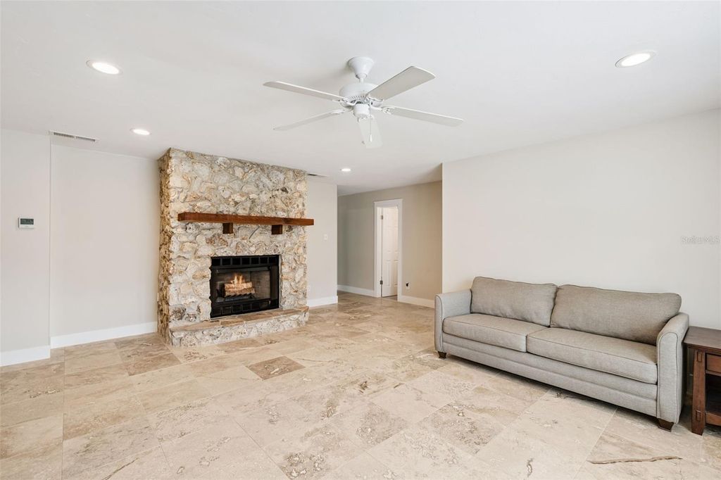 Image 8 of property listing at 14335 FRESNO DRIVE, Orlando, FL 32832