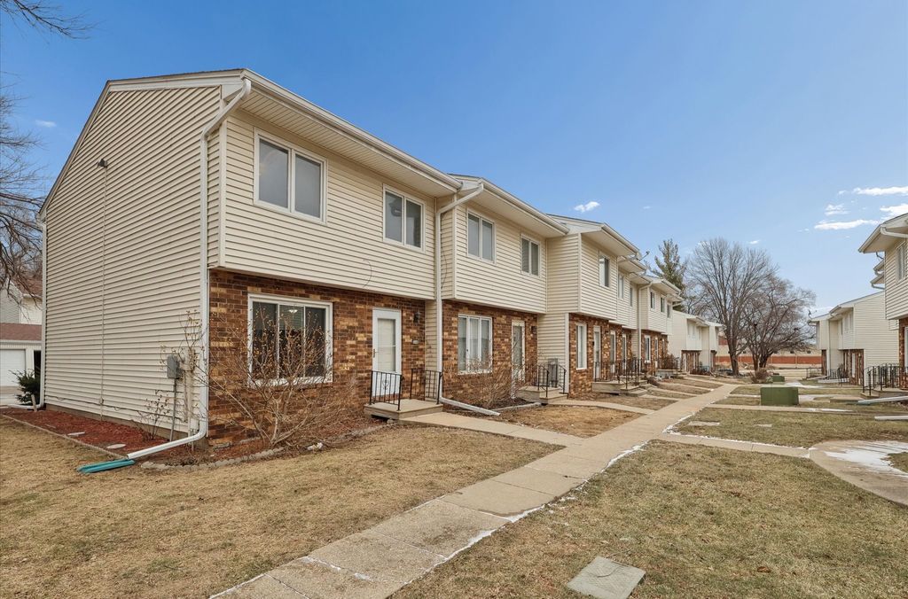248 Holiday Circle 37, West Des Moines, IA 50265