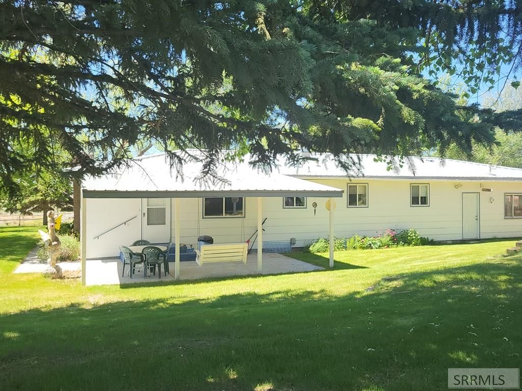 Image 10 of property listing at 560 N Front Street, Arco, ID 83213