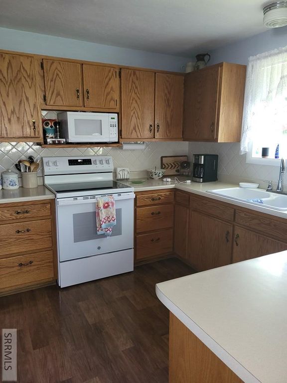 Image 18 of property listing at 560 N Front Street, Arco, ID 83213