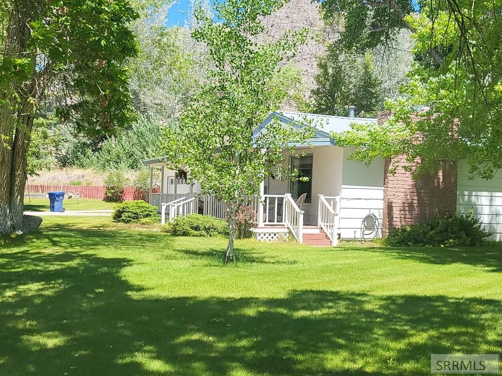 Image 3 of property listing at 560 N Front Street, Arco, ID 83213