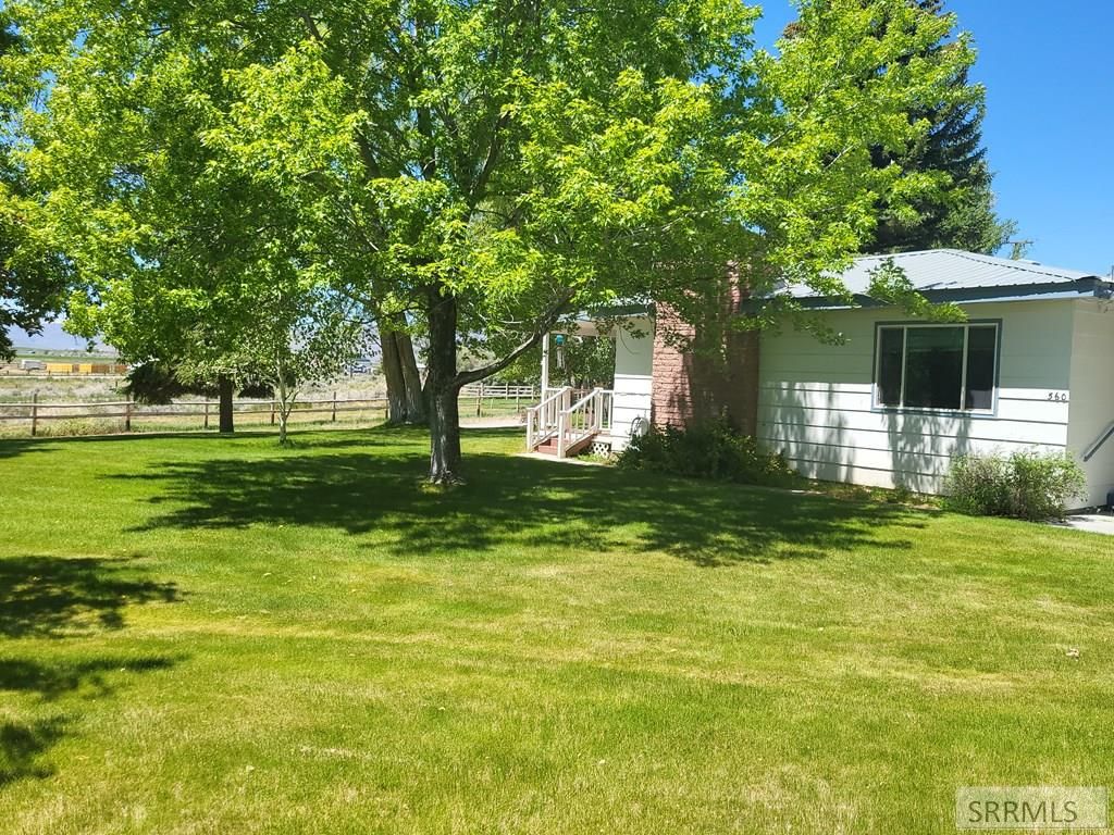 Image 7 of property listing at 560 N Front Street, Arco, ID 83213