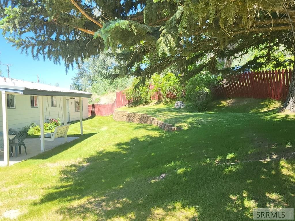 Image 9 of property listing at 560 N Front Street, Arco, ID 83213