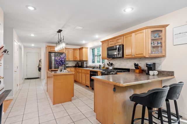 24 Wilson Rd, Londonderry, NH 03053