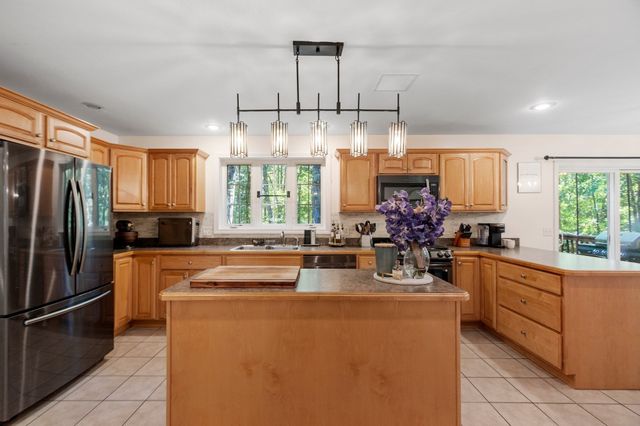 24 Wilson Rd, Londonderry, NH 03053