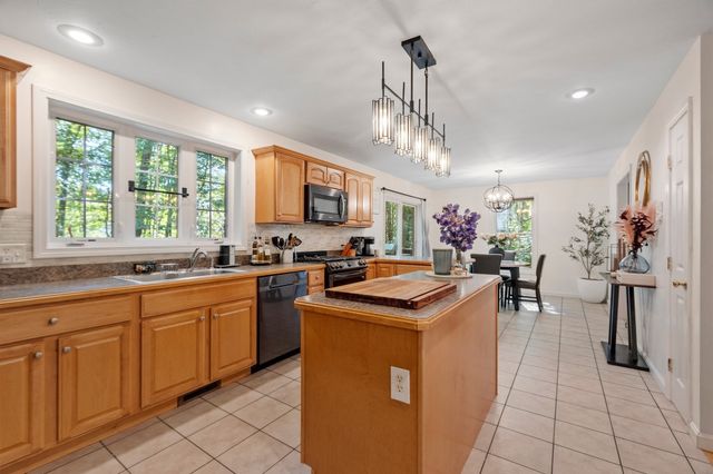 24 Wilson Rd, Londonderry, NH 03053