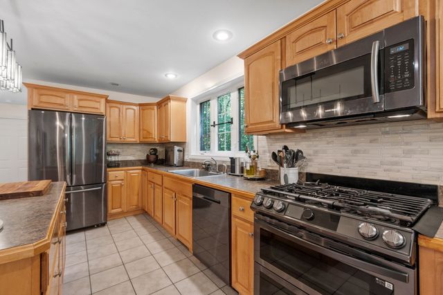 24 Wilson Rd, Londonderry, NH 03053