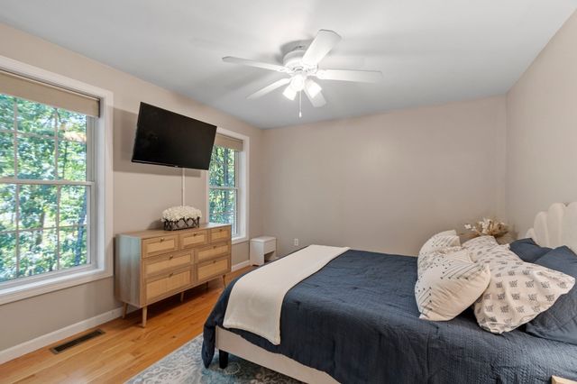 24 Wilson Rd, Londonderry, NH 03053