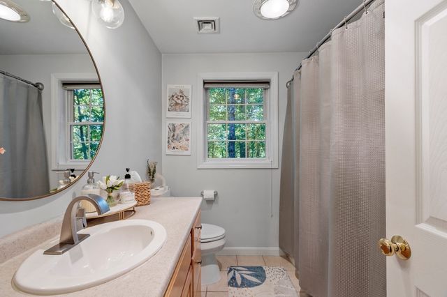 24 Wilson Rd, Londonderry, NH 03053