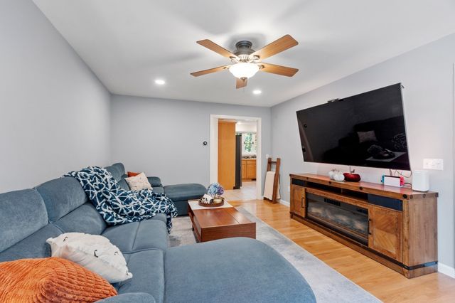 24 Wilson Rd, Londonderry, NH 03053