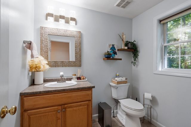 24 Wilson Rd, Londonderry, NH 03053