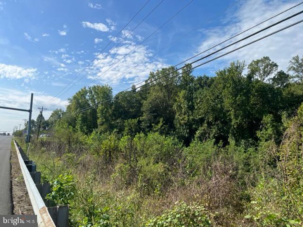 Image 5 of property listing at 5845 CRAIN HWY, La Plata, MD 20646