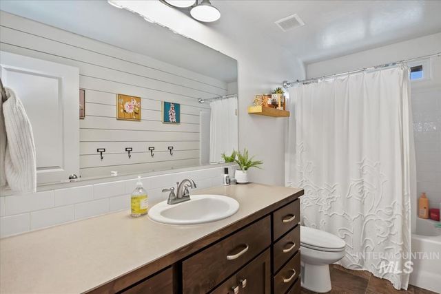 1474 W Bear Track Dr, Meridian, ID 83642