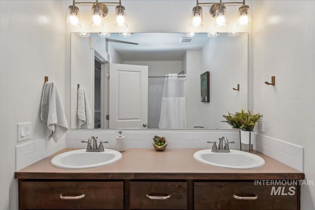 1474 W Bear Track Dr, Meridian, ID 83642