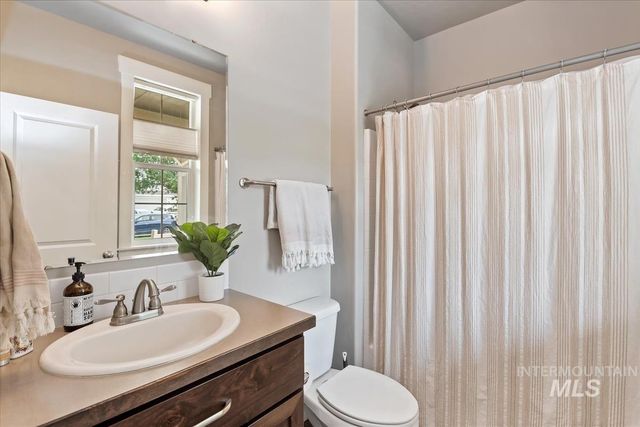 1474 W Bear Track Dr, Meridian, ID 83642