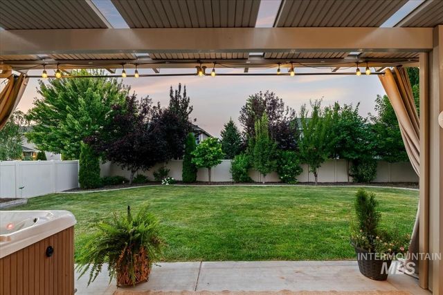 1474 W Bear Track Dr, Meridian, ID 83642
