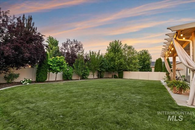 1474 W Bear Track Dr, Meridian, ID 83642