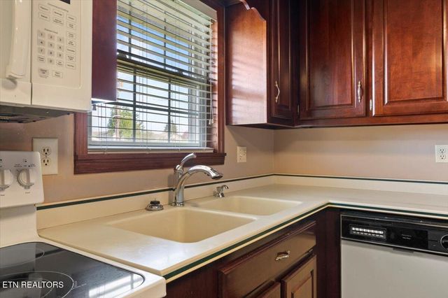 121 E Village Circle, Lafollette, TN 37766