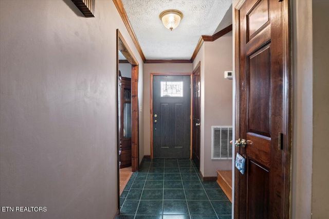 121 E Village Circle, Lafollette, TN 37766