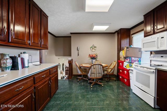 121 E Village Circle, Lafollette, TN 37766