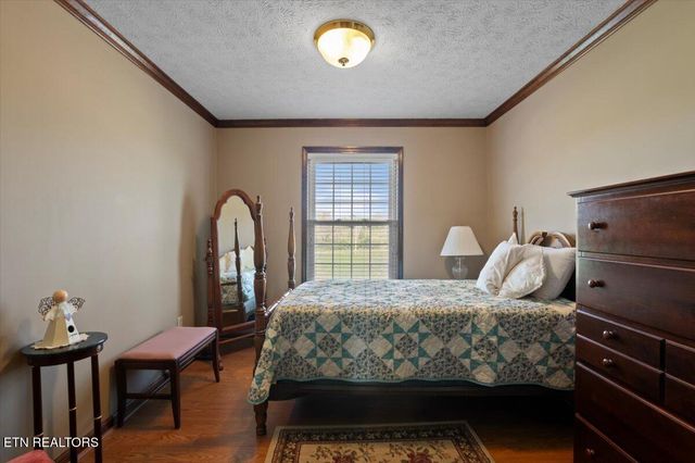 121 E Village Circle, Lafollette, TN 37766