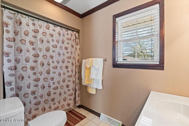 121 E Village Circle, Lafollette, TN 37766