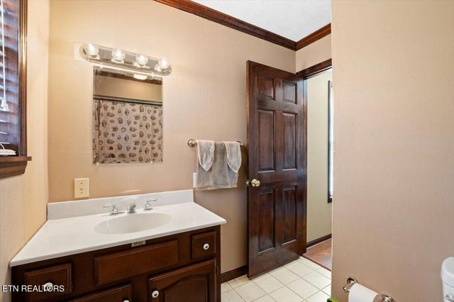 121 E Village Circle, Lafollette, TN 37766