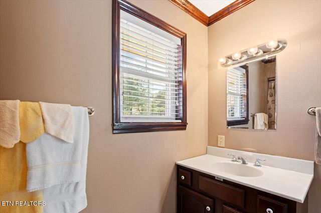 121 E Village Circle, Lafollette, TN 37766