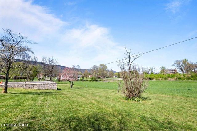 121 E Village Circle, Lafollette, TN 37766