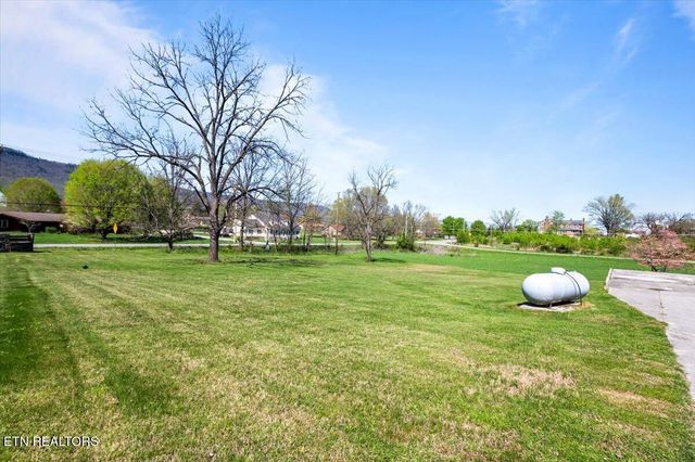 121 E Village Circle, Lafollette, TN 37766