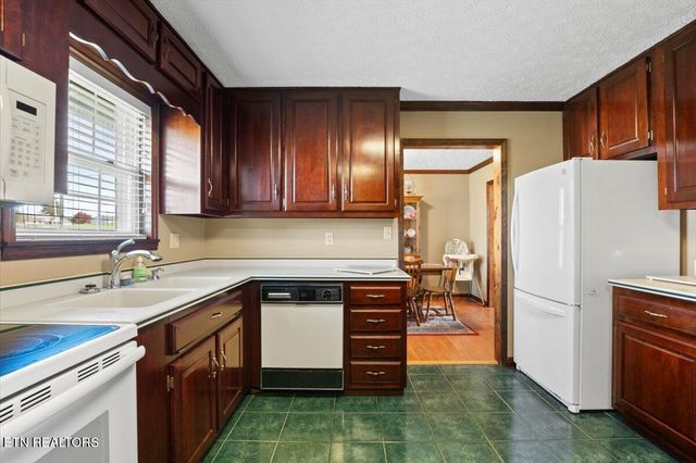 121 E Village Circle, Lafollette, TN 37766