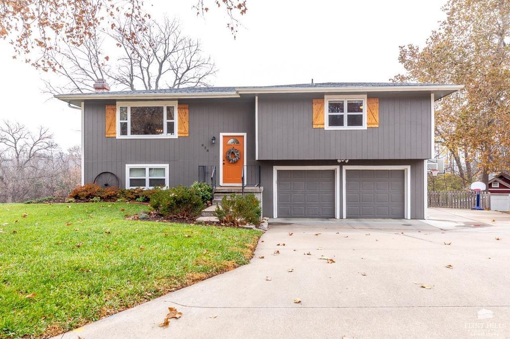 838 Dondee Drive, Manhattan, KS 66502