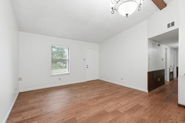 1613 N James St, Jacksonville, AR 72076