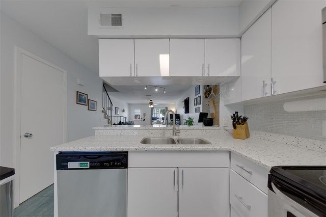 3315 W WYOMING CIRCLE 3315, Tampa, FL 33611