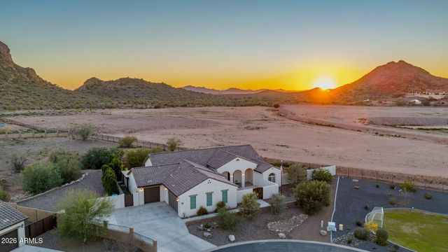 565 W PERKINS Street, San Tan Valley, AZ 85143