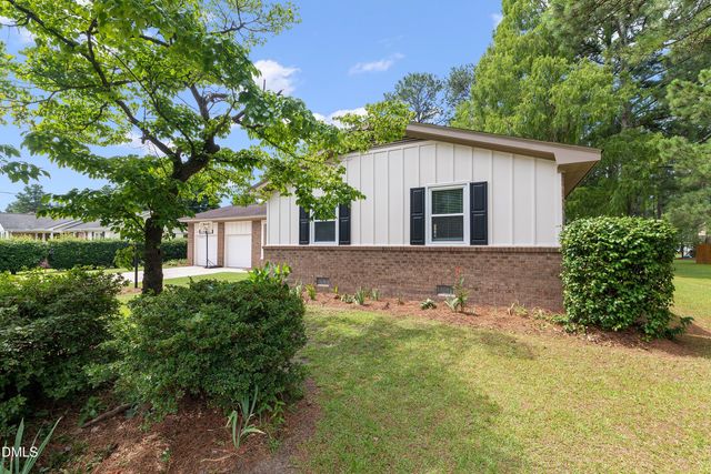 1002 E Maplewood Drive, Benson, NC 27504