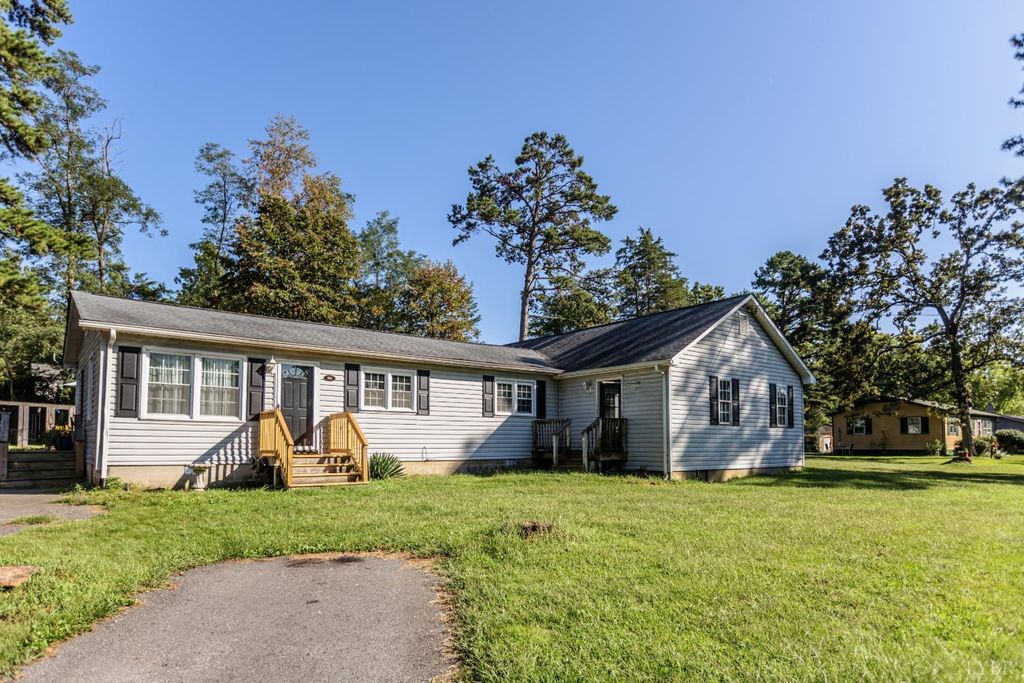 Image 1 of property listing at 186 Lombardy Street, Appomattox, VA 24522