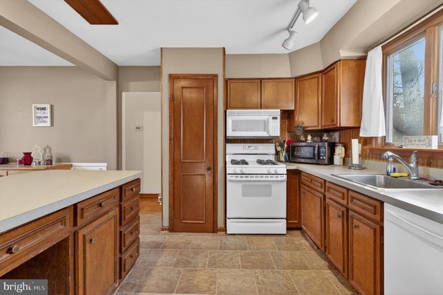 106 LAKESIDE DR, Glassboro, NJ 08028