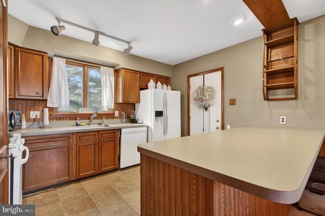 106 LAKESIDE DR, Glassboro, NJ 08028