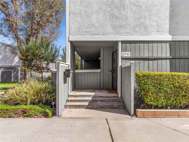 2710 W Segerstrom Avenue F, Santa Ana, CA 92704