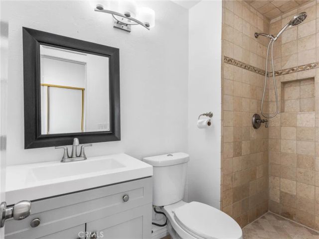 2710 W Segerstrom Avenue F, Santa Ana, CA 92704