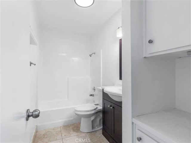 2710 W Segerstrom Avenue F, Santa Ana, CA 92704