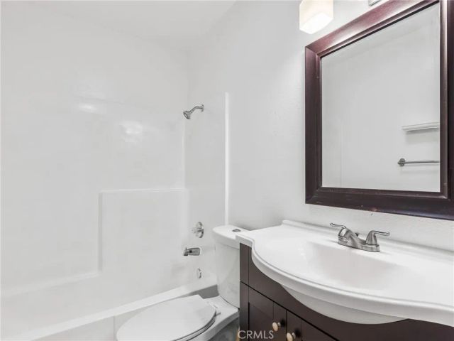 2710 W Segerstrom Avenue F, Santa Ana, CA 92704