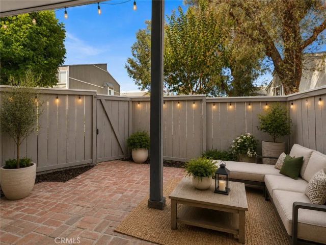 2710 W Segerstrom Avenue F, Santa Ana, CA 92704