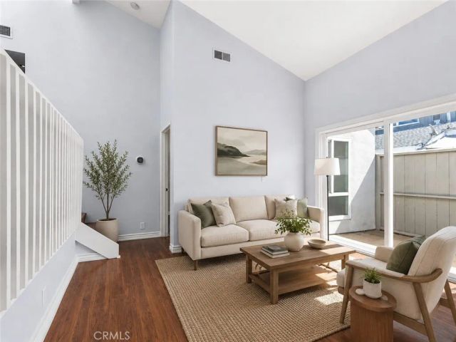 2710 W Segerstrom Avenue F, Santa Ana, CA 92704